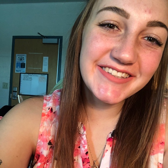 Meet your Posher, Brittney - Picture 2 of 3